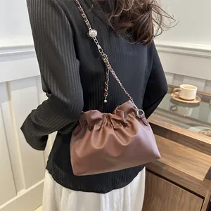 Borsa sottobraccio in pelle marrone con pieghe e catena d'argento decorativa per donna