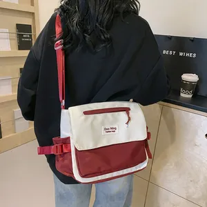 Sacoche en nylon bicolore rouge et blanc avec grande capacité et bandoulière