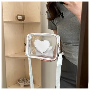 Dettaglio borsa a tracolla in PVC trasparente con tasca interna bianca a forma di cuore