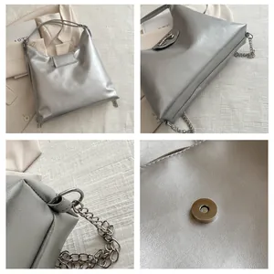Détail du sac cabas argenté avec nœud métallique et fermoir magnétique
