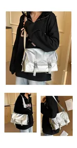 Vues détaillées du sac messager argenté à doubles boucles et large bandoulière