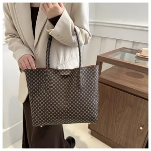 Λεπτομέρεια του κάτω μέρους της vintage tote τσάντας με μεταλλικά καρφιά και γεωμετρικό μοτίβο