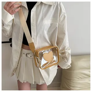 Dettaglio borsa a tracolla in PVC trasparente con patch a cuore e tracolla regolabile