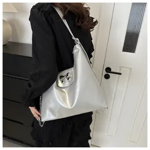 Vue détaillée du sac cabas en cuir argenté avec sa boucle décorative en forme de noeud