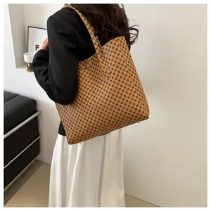 Λεπτομέρεια μεγάλης τσάντας tote με vintage γεωμετρικό μοτίβο και προστατευτικά καρφιά
