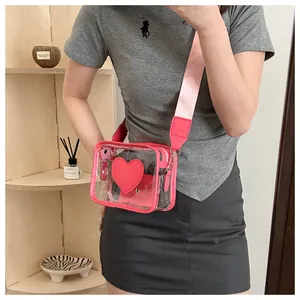 Dettaglio della borsa a tracolla in PVC rosa trasparente con motivo a cuore e tracolla larga