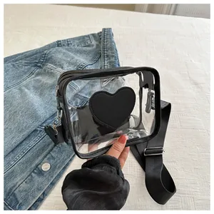 Dettaglio borsa a tracolla in PVC trasparente con cuore nero e cinturino regolabile