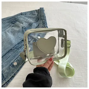 Dettaglio della borsa a tracolla in PVC trasparente con bordo verde menta e cuore