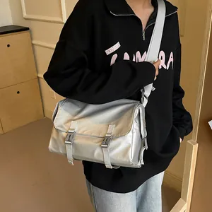 Sac messager gris argenté métallisé avec doubles boucles et large bandoulière