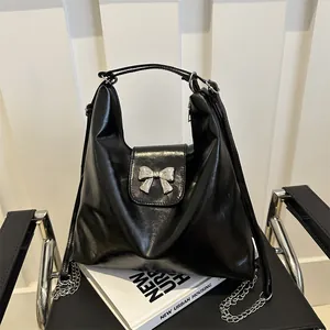 Sac Fourre-tout de Mode pour Femmes avec Nœud Papillon Grande Capacité en Cuir PU Sac à Épaule avec Chaîne Métallique Casual Voyage