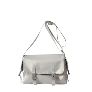 Sac bandoulière minimaliste gris clair avec sangles à boucles et bandoulière réglable
