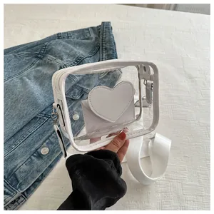 Vista macro della borsa a tracolla in PVC trasparente con tasca a cuore bianca