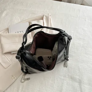 Grand sac cabas noir en cuir PU avec bandoulière chaîne et intérieur spacieux