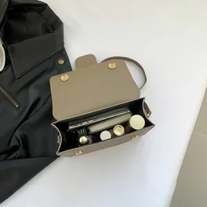 Petit sac carré vintage kaki avec quincaillerie dorée et espace de rangement intérieur