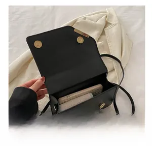Capacité intérieure du sac à chaîne noir matelassé avec téléphone et portefeuille