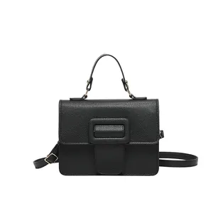 Sac à main carré noir texture litchi avec poignée supérieure et détails dorés chic