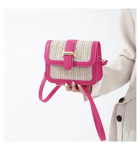 Détail du sac contrasté en cuir rose et paille avec fermoir en H doré et bandoulière