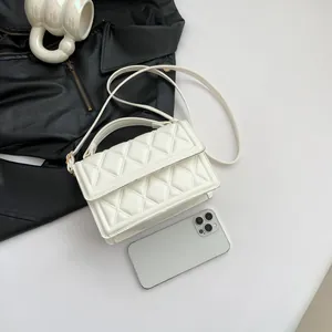 Borsa a tracolla bianca trapuntata in ecopelle con manico superiore e stile chic