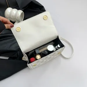 Borsa a tracolla trapuntata bianca con fibbie magnetiche che mostra lo spazio interno ampio