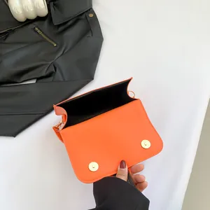 Sac bandoulière orange vif avec double fermoir magnétique doré pour femme élégante