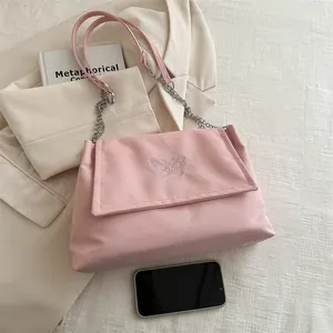 Sac bandoulière rose avec broderie papillon, chaîne et design à rabat élégant