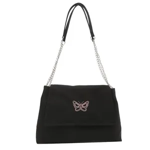 Sac sous le bras noir avec broderie papillon rose et bandoulière en chaîne métallique