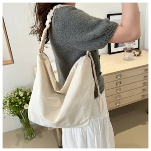 Détail du sac hobo crème avec bandoulière nuage plissée et grande capacité de rangement