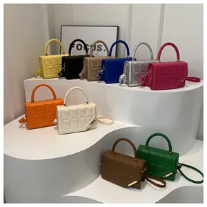 Sacs à bandoulière matelassés en dix couleurs sur un support moderne et minimaliste