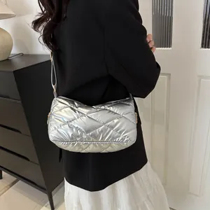 Chique zilveren gewatteerde schoudertas met metallic afwerking en ruitstiksel op model
