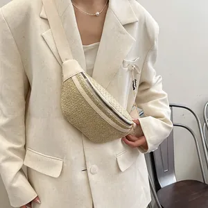 Sac bandoulière de plage tissé chic en paille beige avec détails en cuir