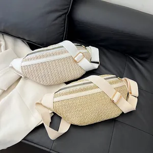 Sac de poitrine élégant en paille tressée pour femme avec finitions en cuir et boucles dorées