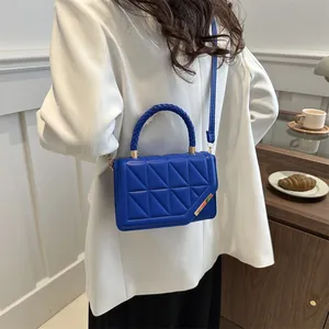 Sac bandoulière matelassé bleu vif de style français avec ornements dorés chic