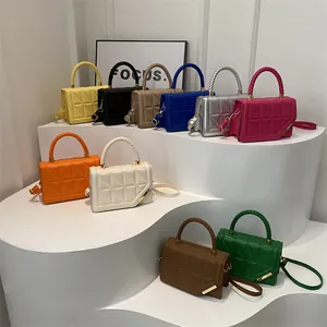 Sac bandoulière matelassé de style français avec poignée tressée en dix couleurs tendance
