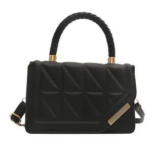 Sac bandoulière matelassé noir avec poignée tressée et détails en métal doré