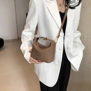 Schicke braune gewebte Umhängetasche für Damen mit goldener Hardware und verstellbarem Gurt