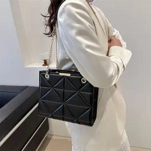 Große schwarze Stepptasche aus Leder mit goldener Kette und Rautenmuster-Design