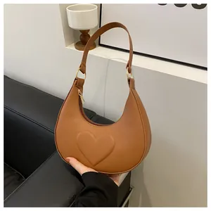 Detailansicht der braunen Hobo-Tasche mit Herzprägung und goldenem Reißverschluss-Detail