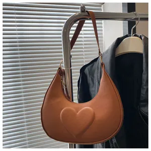 Detailansicht der braunen Hobo-Tasche mit geprägtem 3D-Herz aus mattem PU-Leder