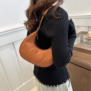 Französische Vintage-Tasche in Karamellbraun mit Herzprägung und Schultergurt