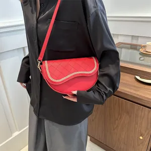 Bolso de hombro acolchado rojo con cadena dorada y correa ajustable para mujer