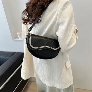 Bolso de hombro tipo silla negro acolchado con cadena dorada y correa ajustable