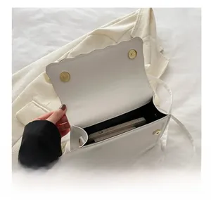 Vue détaillée de l'intérieur du sac blanc montrant l'espace pour un smartphone