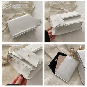 Détail de la poignée tressée, fermoir doré et porte-carte assorti sur sac à main blanc