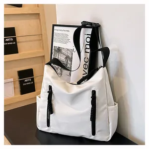 Détail du grand sac cabas blanc avec fermetures éclair verticales et cordons