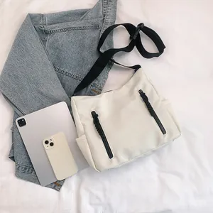 Sac bandoulière blanc en nylon grande capacité avec deux fermetures éclair et sangle