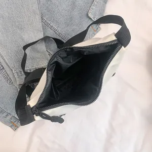 Sac fourre-tout minimaliste blanc à grande capacité avec sangle noire et zip large