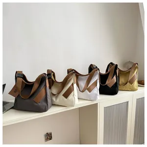 Serie di borse tote in tela in cinque colori con finiture in pelle e cinghie