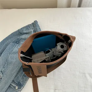 Grande borsa tote in tela nera con tracolle marroni per il pendolarismo quotidiano