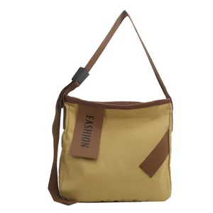 Borsa tote in tela con toppe FASHION e tracolla larga regolabile in marrone