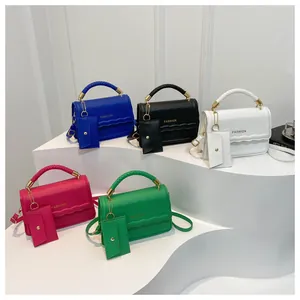 Détail d'un ensemble de sacs à main tendance en bleu noir blanc rose et vert
